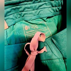 Like new emerald green Zamora scrub pants